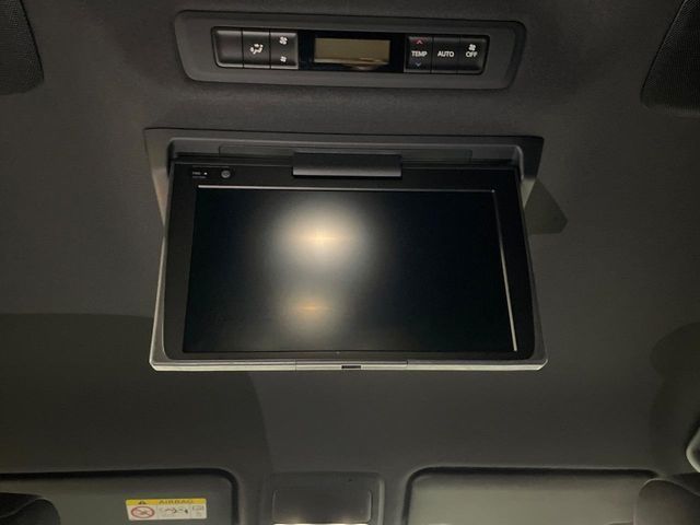 TOYOTA VOXY HYBRID 2018 Image 31