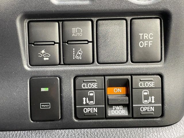 TOYOTA VOXY HYBRID 2018 Image 31