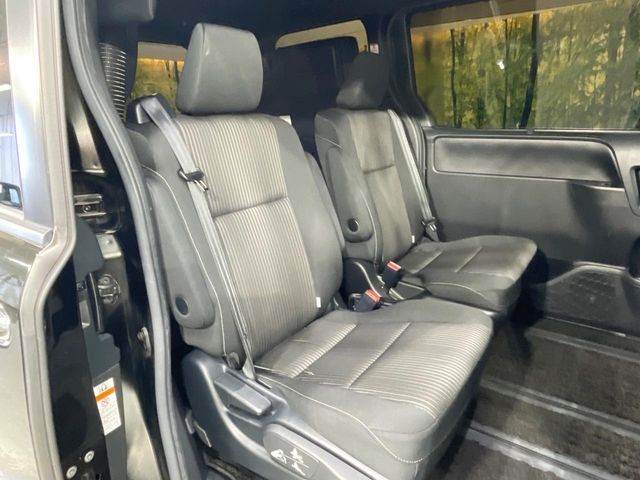 TOYOTA VOXY HYBRID 2018 Image 31