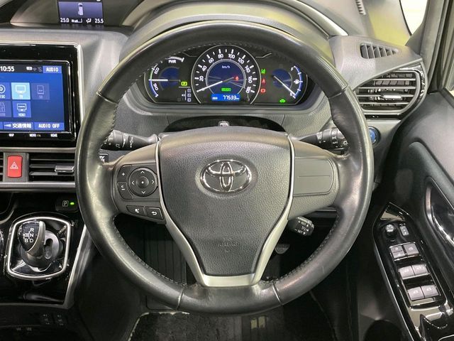 TOYOTA VOXY HYBRID 2018 Image 31