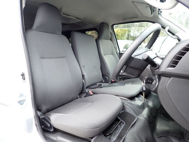 TOYOTA HIACE VAN 1.2T 2WD 2017 Image 31