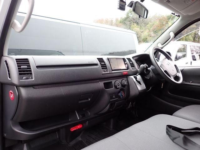 TOYOTA HIACE VAN 1.2T 2WD 2017 Image 31