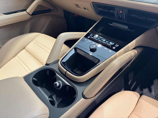 PORSCHE CAYENNE COUP 2024 Image 31