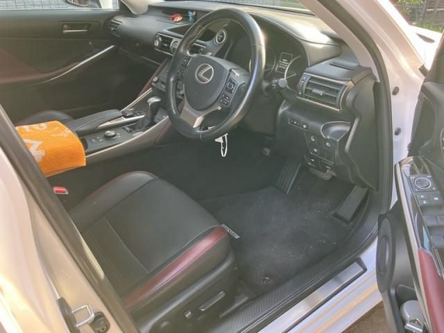 TOYOTA LEXUS IS300H 2019 Image 31