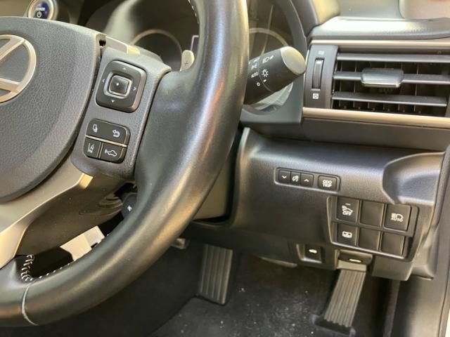 TOYOTA LEXUS IS300H 2019 Image 31