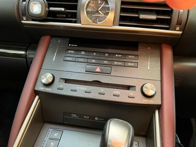 TOYOTA LEXUS IS300H 2019 Image 31