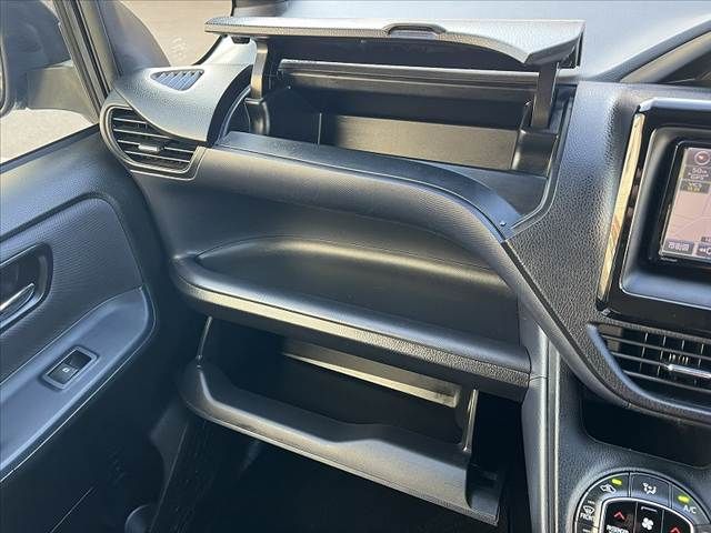 TOYOTA VOXY 2015 Image 31