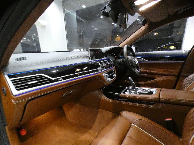 BMW 7SERIES 2016 Image 31