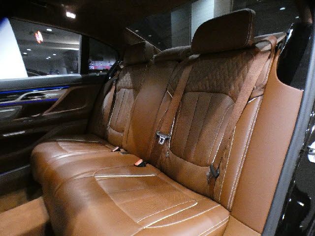 BMW 7SERIES 2016 Image 31