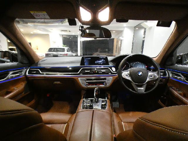BMW 7SERIES 2016 Image 31
