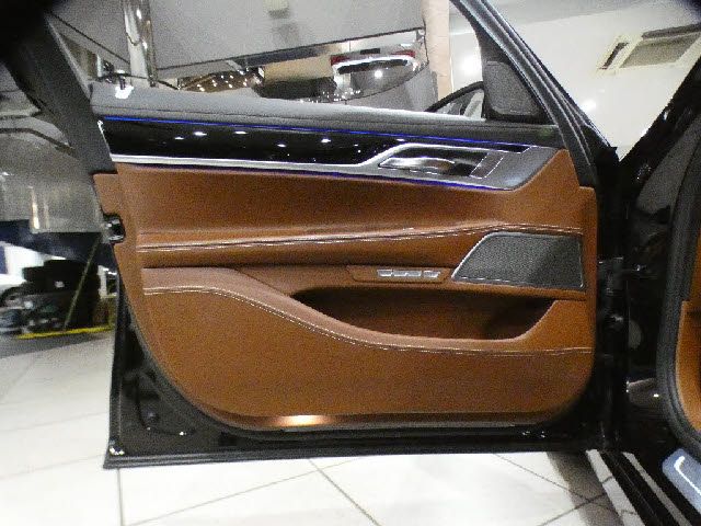 BMW 7SERIES 2016 Image 31