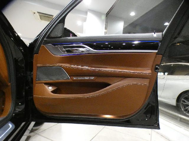 BMW 7SERIES 2016 Image 31