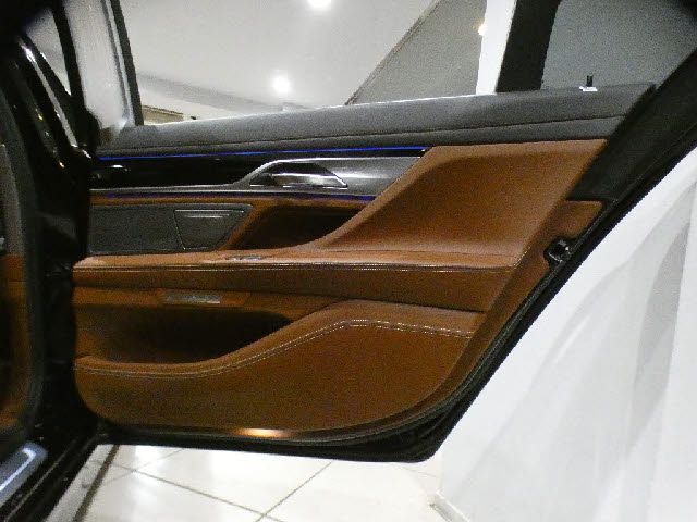 BMW 7SERIES 2016 Image 31