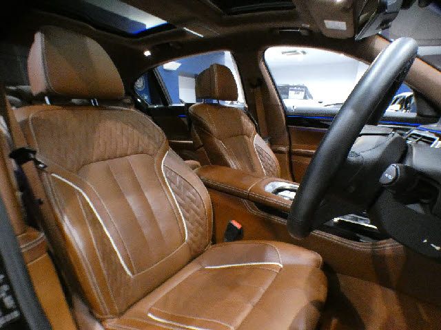 BMW 7SERIES 2016 Image 31