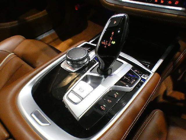 BMW 7SERIES 2016 Image 31