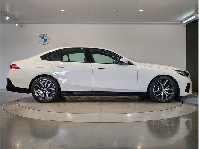 BMW 5SERIES SEDAN 2024 Image 31