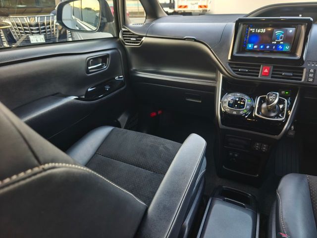 TOYOTA VOXY HYBRID 2021 Image 31