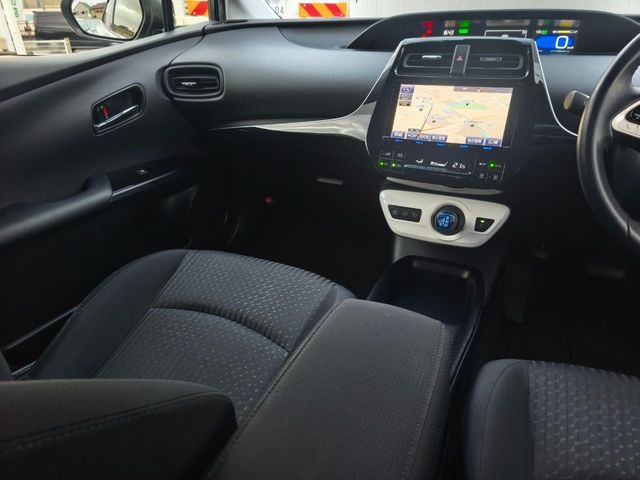 TOYOTA PRIUS 2017 Image 31