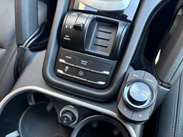 PORSCHE CAYENNE 2016 Image 31