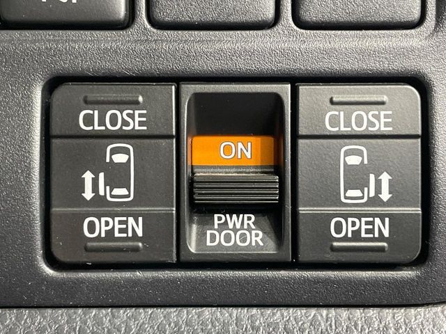 TOYOTA VOXY 2018 Image 31