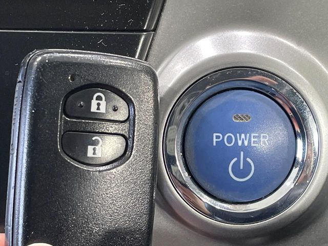 TOYOTA PRIUS ALPHA 2011 Image 31