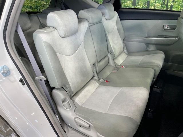 TOYOTA PRIUS ALPHA 2011 Image 31