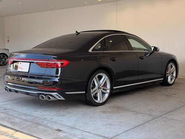 AUDI S8 2022 Image 31