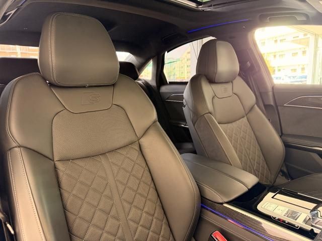 AUDI S8 2022 Image 31