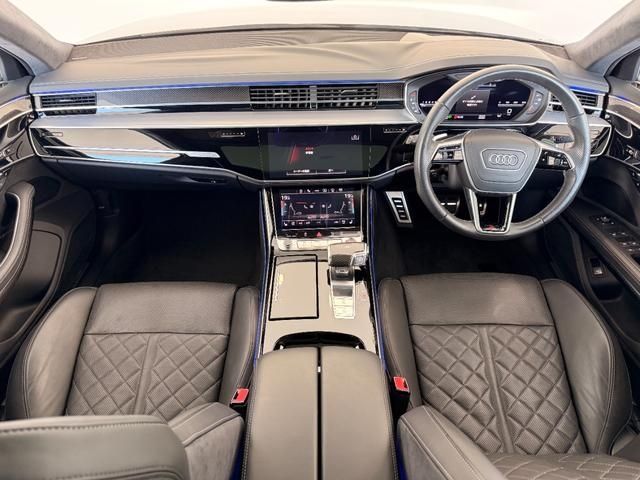 AUDI S8 2022 Image 31
