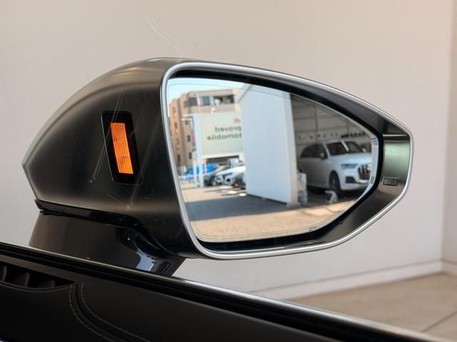 AUDI S8 2022 Image 31