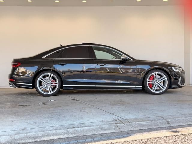 AUDI S8 2022 Image 31