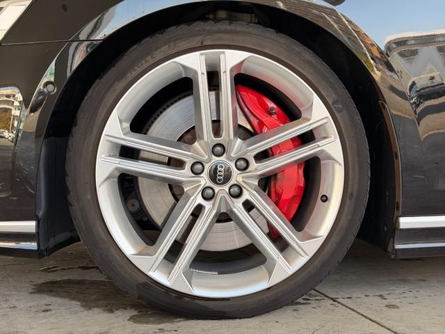 AUDI S8 2022 Image 31