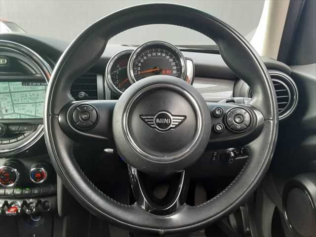 BMW MINI COOPER D 5DOOR 2019 Image 31