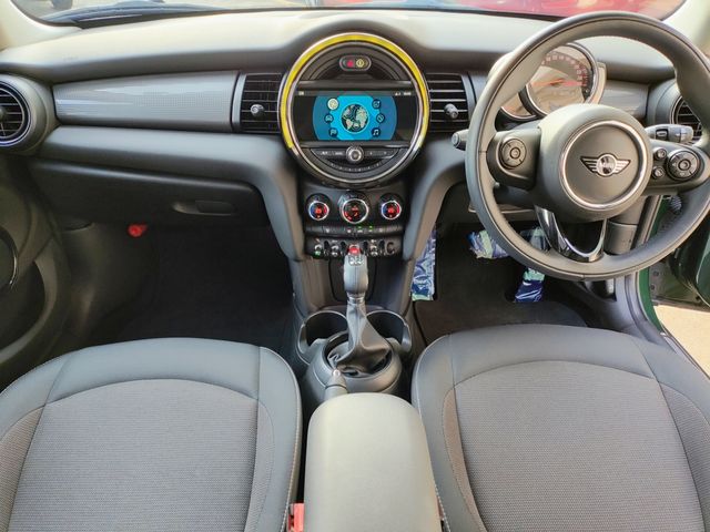 BMW MINI COOPER D 5DOOR 2018 Image 31