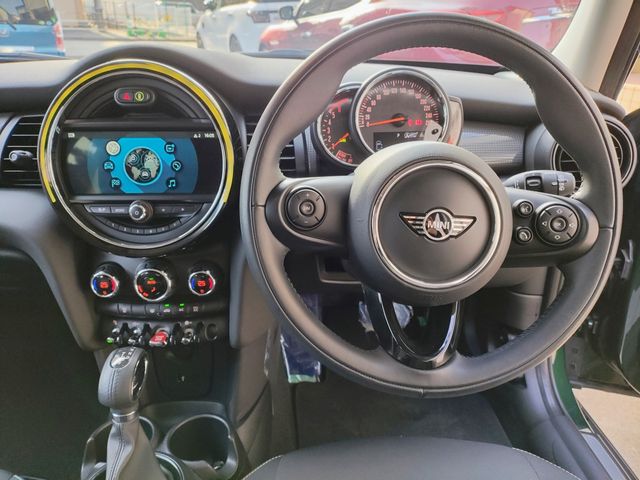 BMW MINI COOPER D 5DOOR 2018 Image 31