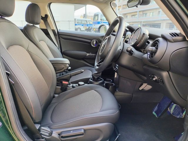 BMW MINI COOPER D 5DOOR 2018 Image 31