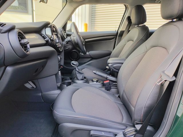 BMW MINI COOPER D 5DOOR 2018 Image 31