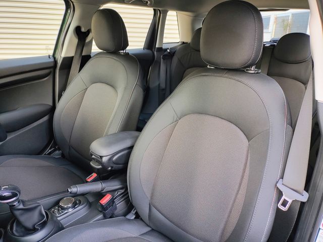 BMW MINI COOPER D 5DOOR 2018 Image 31