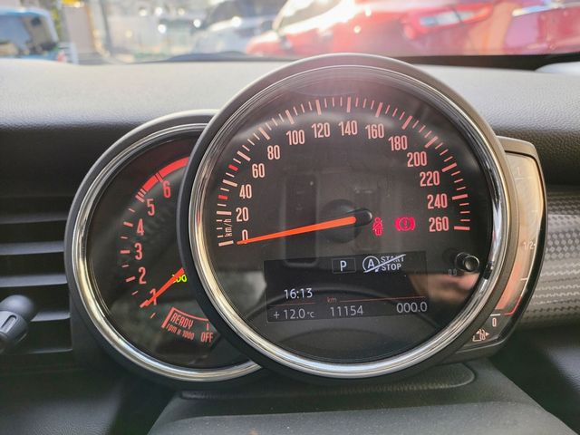 BMW MINI COOPER D 5DOOR 2018 Image 31