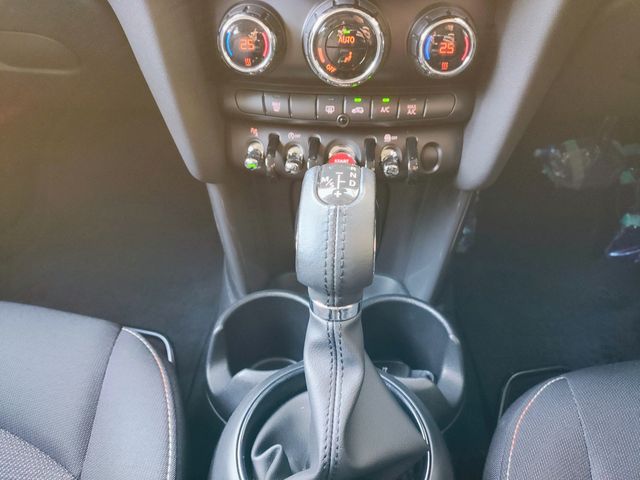 BMW MINI COOPER D 5DOOR 2018 Image 31