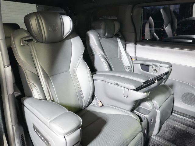 TOYOTA LEXUS LM500H 2024 Image 31