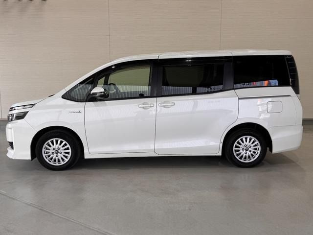 TOYOTA VOXY HYBRID 2015 Image 31