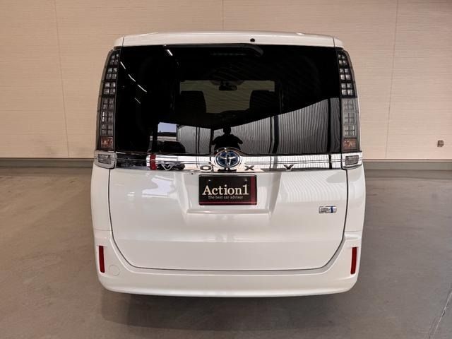 TOYOTA VOXY HYBRID 2015 Image 31