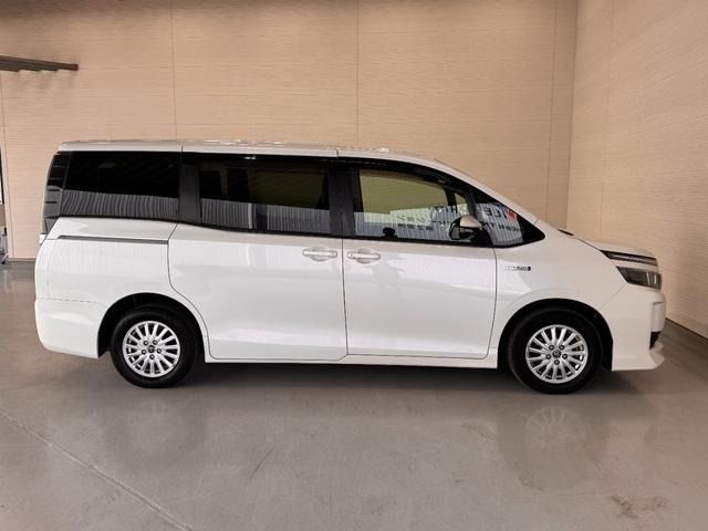 TOYOTA VOXY HYBRID 2015 Image 31