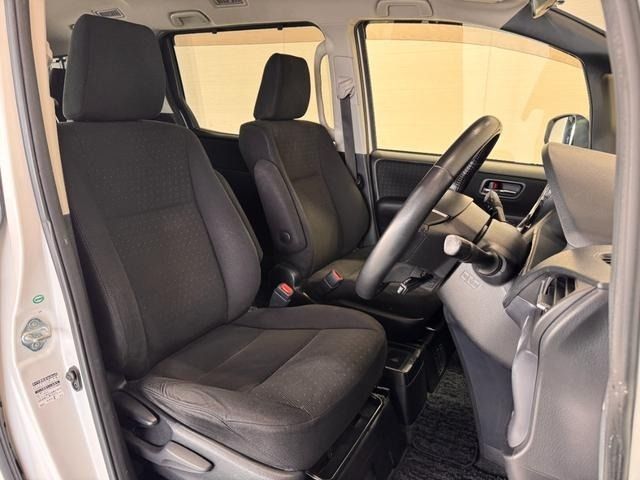 TOYOTA VOXY HYBRID 2015 Image 31