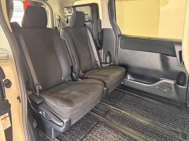 TOYOTA VOXY HYBRID 2015 Image 31