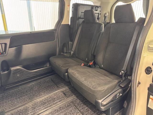 TOYOTA VOXY HYBRID 2015 Image 31