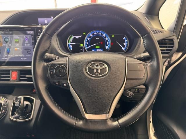 TOYOTA VOXY HYBRID 2015 Image 31