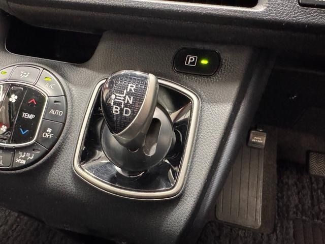 TOYOTA VOXY HYBRID 2015 Image 31