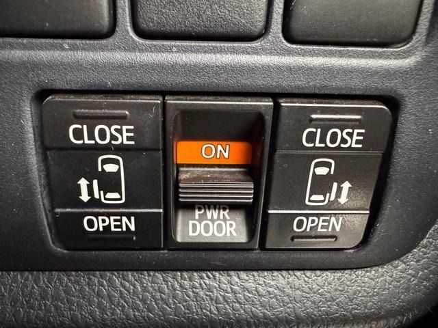 TOYOTA VOXY HYBRID 2015 Image 31